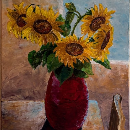 Saules puķes. Vāze uz galda // Sunflowers. A vase on the table